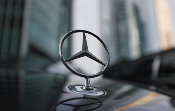 epa10266608 The emblem of the Mercedes-Benz is seen on a car in downtown of Moscow, Russia, 26 October 2022. Mercedes sold its plant in the Moscow region and property to his dealer of the Avtodom Grou ...