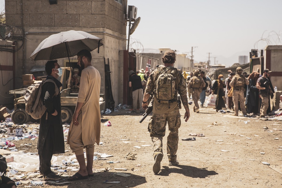 epa09427961 A handout photo made available by the US Marine Corps via DVIDS showing Canadian coalition forces member walks through an Evacuation Control Checkpoint (ECC) during an evacuation at Hamid  ...
