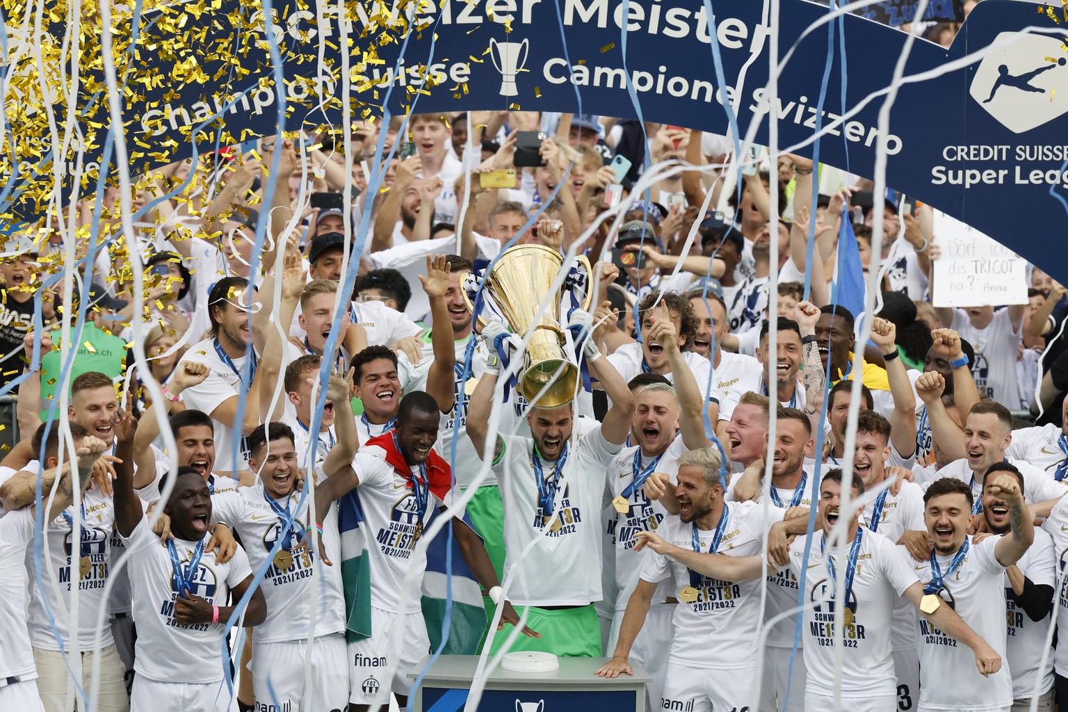 Die Mannschaft des FC Zuerichs feiert ihren Meistertitel mit dem Pokal nach dem Fussball Meisterschaftsspiel der Super League zwischen dem FC Zuerich und dem FC Luzern, am Sonntag, 22. Mai 2022 im Let ...