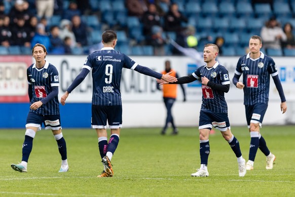 FC Luzerns Max Meyer, zweiter von rechts, gratuliert Adrian Grbic zum Tor zum 1:1 im Fussball Meisterschaftsspiel der Super League zwischen dem FC Luzern und dem FC Basel am Sonntag, 21. April 2024 in ...