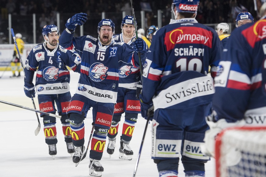 Die Zuercher jubeln im vierte Eishockey Playoff-Halbfinalspiel der National League zwischen den ZSC Lions und dem SC Bern am Montag, 2. April 2018, im Zuercher Hallenstadion. (KEYSTONE/Ennio Leanza)