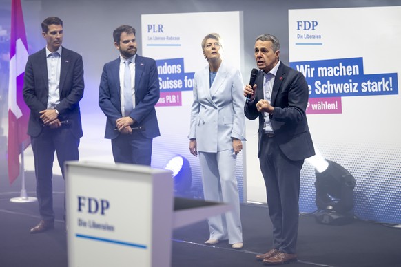 De gauche a droite, le president du PLR Suisse et conseiller aux Etats Thierry Burkart, le president du groupe liberal-radical et conseiller national Damien Cottier, la conseillere federale Karin Kell ...