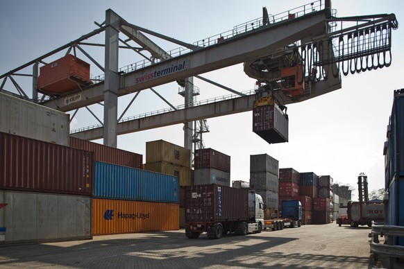 ARCHIVBILD ZUM WACHSTUM DER SCHWEIZER EXPORTE UM 5 PROZENT, AM DIENSTAG, 21. NOVEMBER 2017 - A crane unloads a container from a truck at the harbor Kleinhueningen, in Basel, Switzerland, pictured on M ...