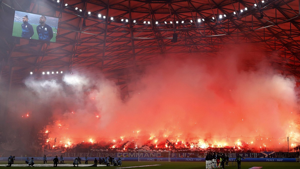 Die Marseille-Choreo mit Pyros.