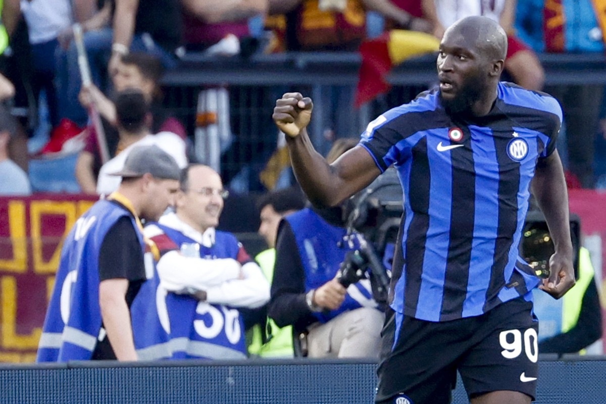 epa10612687 Inter���s Romelu Lukaku celebrates scoring during the Italian Serie A soccer match between AS Roma and Inter Milan at the Olimpico stadium in Rome, Italy, 06 May 2023. EPA/FABIO FRUSTACI