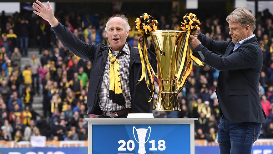 Die ehemaligen YB Schweizermeister Martin Weber, links, und Lars Lunde platzieren den Pokal nach dem Fussball Meisterschaftsspiel der Super League zwischen den Berner Young Boys und dem FC Lugano, am  ...