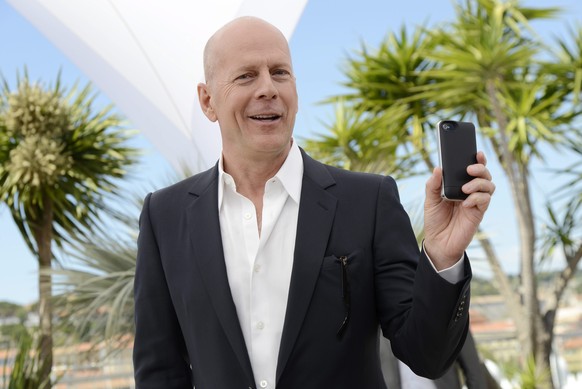 epa04659403 (FILE) A file picture dated 16 May 2012 shows US actor Bruce Willis taking pictures with his cell phone as he poses during the photocall for &#039;Moonrise Kingdom&#039; at the 65th Cannes ...