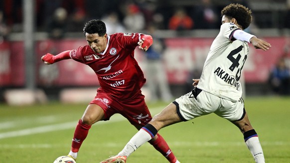 Der Winterthure Randy Schneider, rechts, gegen den Basler Marvin Akahomen, rechts, beim Fussballspiel der Super League FC Winterthur gegen den FC Basel im Stadion Schuetzenwiese in Winterthur am Diens ...