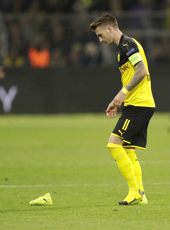 Dortmund&#039;s Marco Reus walks to retrieve his boot during the Champions League Group F soccer match between Borussia Dortmund and FC Barcelona in Dortmund, Germany, Tuesday, Sept. 17, 2019. (AP Pho ...