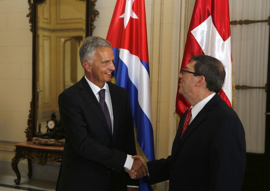 Beglückwünschte seinen Amtskollegen Bruno Eduardo Rodriguez zur Wiederaufnahme der diplomatischen Beziehungen mit den USA: Aussenminister Didier Burkhalter.