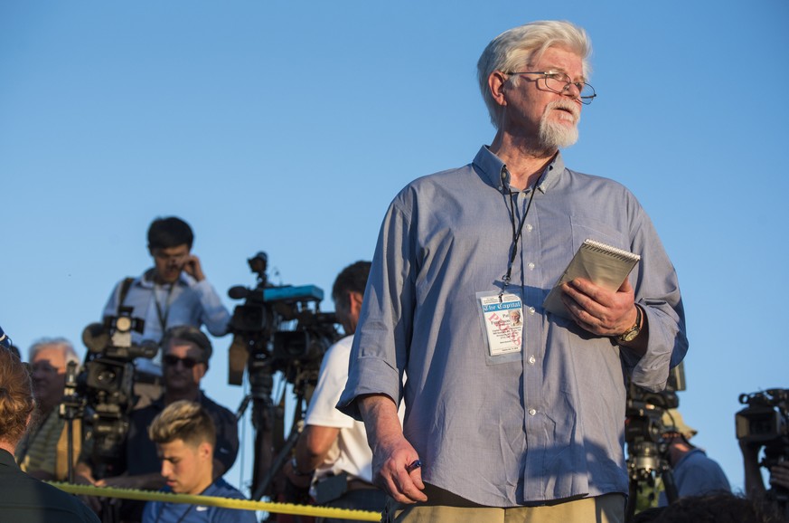 epaselect epa06848930 Pat Furgurson (R), staff reporter of the Capital Gazette, reports outside the scene of a shooting at the Capital Gazette building in Annapolis, Maryland, USA, 28 June 2018. Five  ...