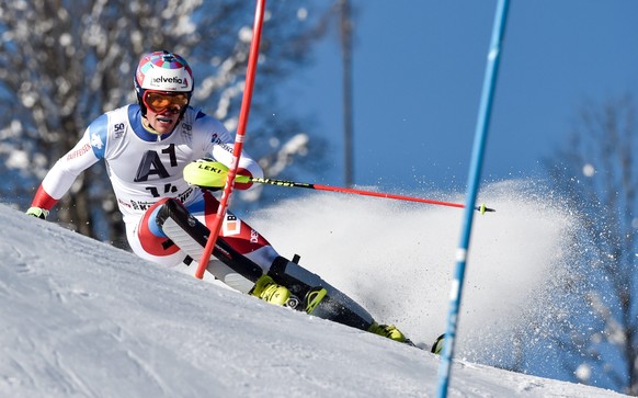 epa05741128 Daniel Yule of Switzerland clears a gate during the first run of the Men&#039;s Slalom race at the FIS Alpine Skiing World Cup in Kitzbuehel, Austria, 22 January 2017. EPA/ANGELIKA WARMUTH