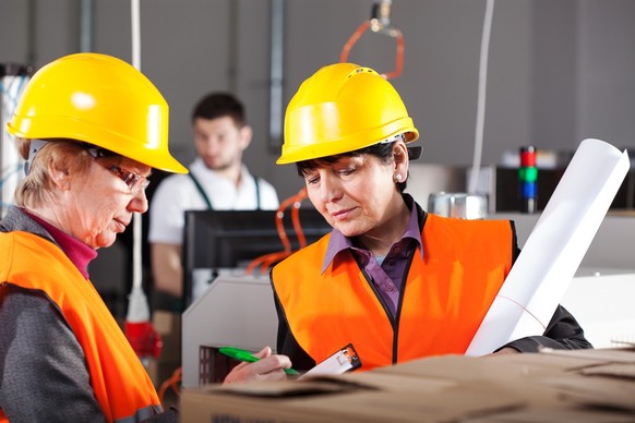 Zwei ältere arbeitene Frauen. (Alte Frau, Arbeit, Helm)