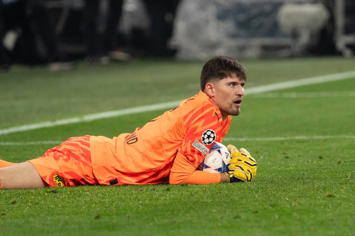 GER, Champions League, Borussia Dortmund vs Paris Saint-Germain / 13.12.2023, Signal Iduna Park, Dortmund, GER, Champions League, Borussia Dortmund vs Paris Saint-Germain Im Bild: Gregor Kobel BV Boru ...
