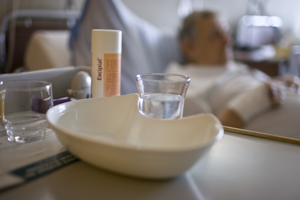 ARCHIV - ZUR TODESURSACHENSTATISTIK 2015 STELLEN WIR IHNEN DIESES ARCHIVBILD ZUR VERFUEGUNG - 
Nierenschale, Wasserglas und eine Flasche Hautcreme stehen auf dem Beistelltisch in einem Krankenzimmer  ...