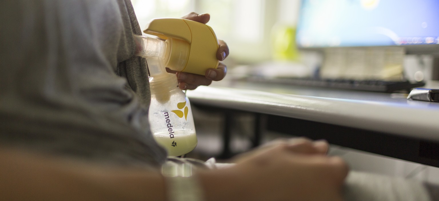 ZUR ERRICHTUNG EINES LEHRSTUHLES FUER DIE ERFORSCHUNG DER MUTTERMILCH STELLEN WIR IHNEN AM DIENSTAG, 7. JULI 2015, FOLGENDES ARCHIVBILD ZUR VERFUEGUNG - A woman uses a breast pump to express breast mi ...