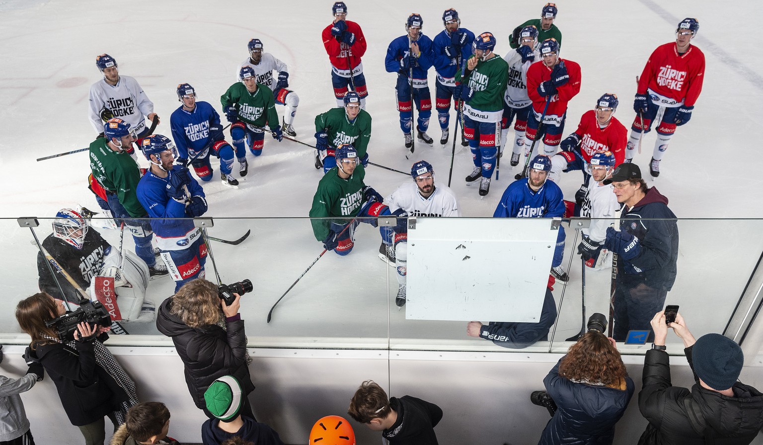 Zuerichs neuer Trainer Arno del Curto leitet sein erstes Training mit der Mannschaft der ZSC Lions, am Dienstag, 15. Januar 2019, in der KEBO. (KEYSTONE/Melanie Duchene)