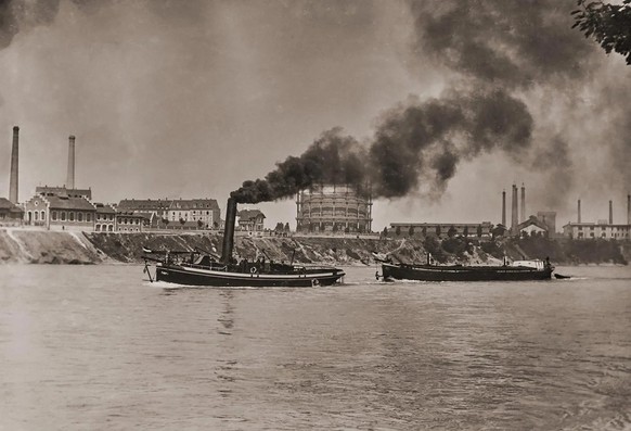 Am 2. Juni 1904 erreichte der erste Schleppzug Basel: der Schleppdampfer «Johann Knipscheer IX» mit dem Güterschleppkahn «Christina».