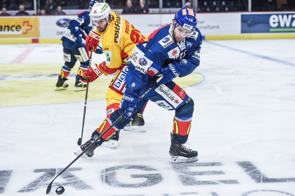 Biels Beat Forster, links, kaempft um den Puck mit Lions Neuzugang Vey Linden im Eishockey Meisterschaftsspiel der National League zwischen den ZSC Lions und dem EHC Biel, am Freitag, 19. Januar 2018, ...