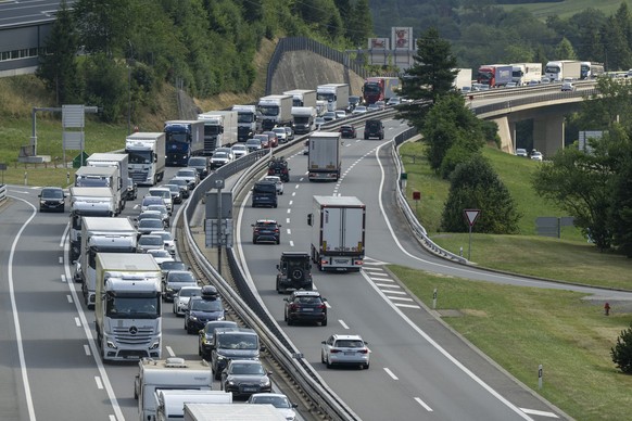 Der Sommerferien Reiseverkehr auf der Autobahn A-2 vor dem Gotthardtunnel zwischen Goeschenen und Amsteg in Richtung sueden staut sich bei Wassen auf mehrere Kilometer laenge, am Samstag, 11. Juli 202 ...