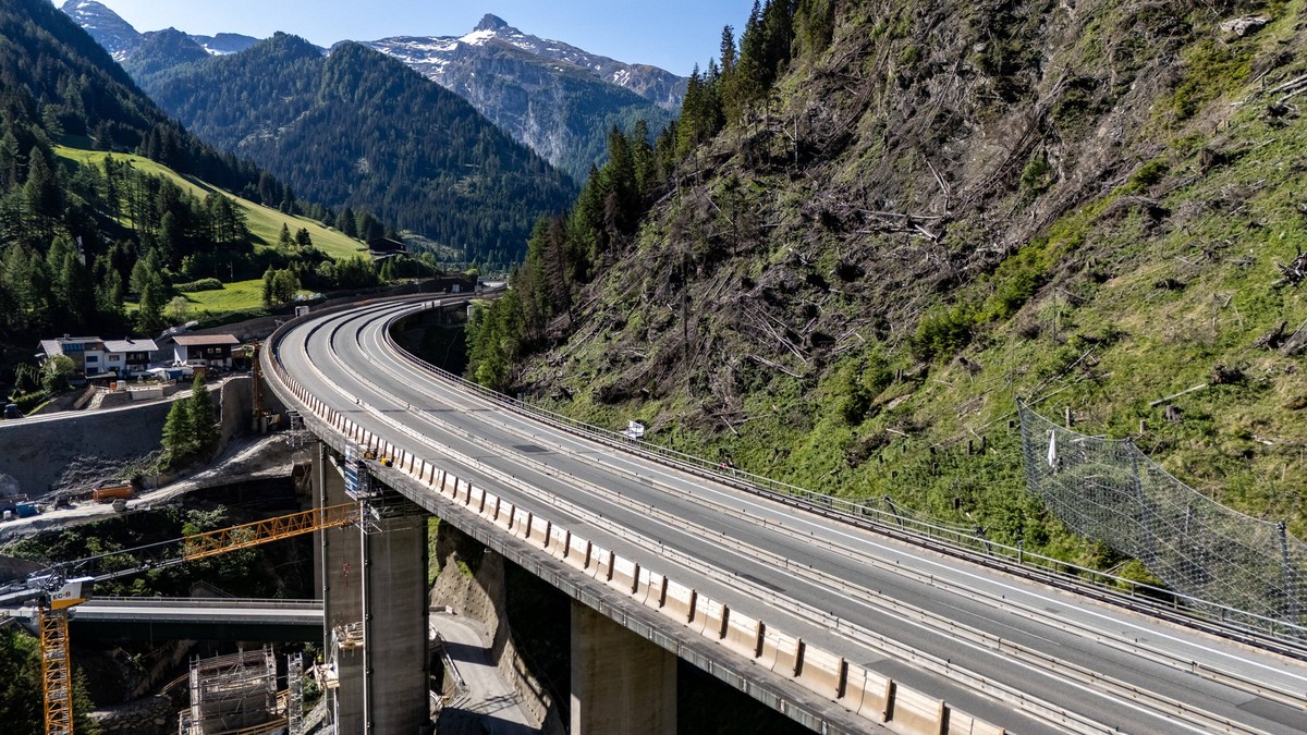 Luftbild, �bersicht auf Brennerautobahn A13 an der Luegbr�cke in Fahrtrichtung Italien Foto:Eibner-Pressefoto/Groder Brenner *** Aerial photo, overview of the A13 Brenner highway at the Lueg bridge in ...