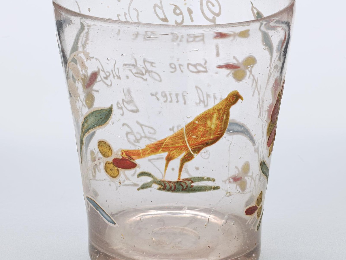 Glasbecher mit bunter Emailbemalung, Liebestaube und Aufschrift «Lieb du mich wie Ich dich nit mer beger Ich 1727».