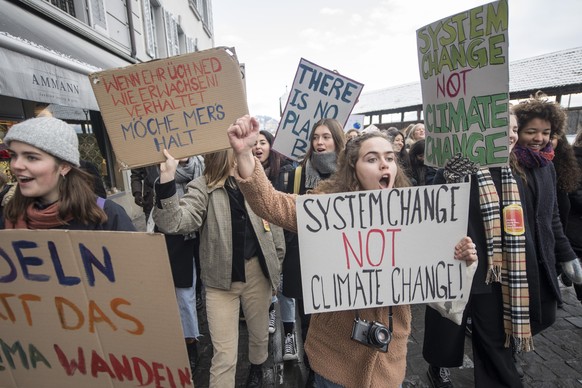 Mehrere hundert Schülerinnen und Schüler demonstrierten am schweizweiten Klimastreik gegen die Klimapolitik und für einen sicheren Klimaschutz am Freitag, 18. Januar 2019 in Luzern. 