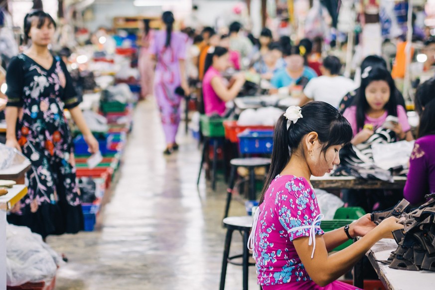 Symbolbild: Arbeiterinnen nähen Schuhe in einer Fabrik in Sankhlaburi, Kanchanaburi, Grenzprovinz zwischen Thailand und Burma, aufgenommen am 22. Juli 2017.