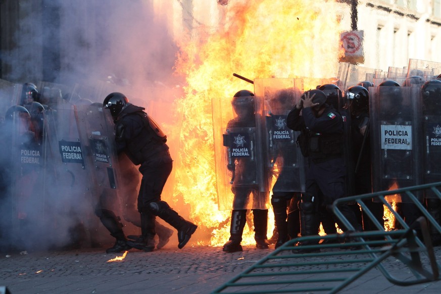 Brandbomben und Steine: Teilweise richtet sich der Protest in Mexiko auch gegen die Polizei.&nbsp;