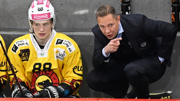 Berns Head Coach Jussi Tapola, rechts, gibt Anweisungen an Thierry Schild, links, beim Eishockey-Qualifikationsspiel der National League zwischen den SCL Tigers und dem SC Bern, am Mittwoch, 18. Oktob ...