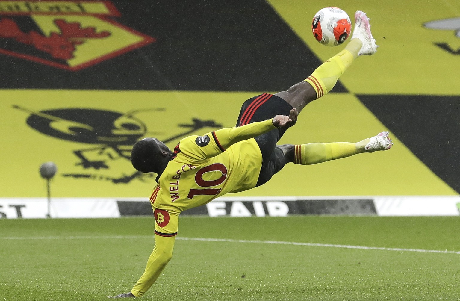 epa08532997 Danny Welbeck of Watford scores the 2-1 lead during the English Premier League match between Watford and Norwich City in Watford, Britain, 07 July 2020. EPA/Matt Dunham/NMC/Pool EDITORIAL  ...