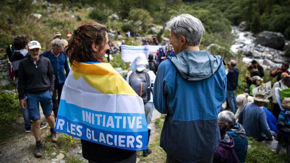 Des personnes manifestent lors d'un "hommage a nos glaciers", une commemoration pour les glaciers disparus au pied du glacier du Trient organise par l?Alliance Climatique et de nombreus ...