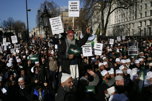 Die Demonstranten in London mit ihren Forderungen.