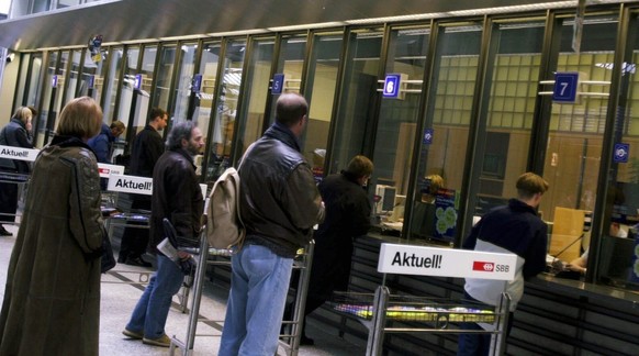 ARCHIV - Blick in die Schalterhalle des Zuercher Hauptbahnhofs, aufgenommen am Freitag, 17. Maerz 2000. Neben Bahnbilletten verkaufen die SBB in Zukunft auch Tickets fuer Konzerte und Veranstaltungen. ...