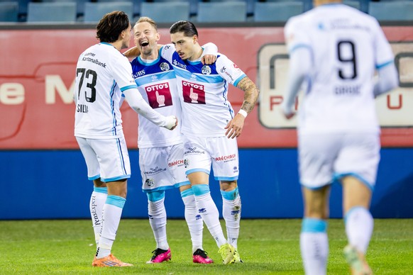 Lucas Ferreira (FCL), Andrejs Ciganiks (FCL) und Kevin Spadanuda (FCL), von links, bejubeln das Tor zum 6:0 im Fussball Meisterschaftsspiel der Swiss Super League zwischen dem FC Luzern, FCL, und dem  ...