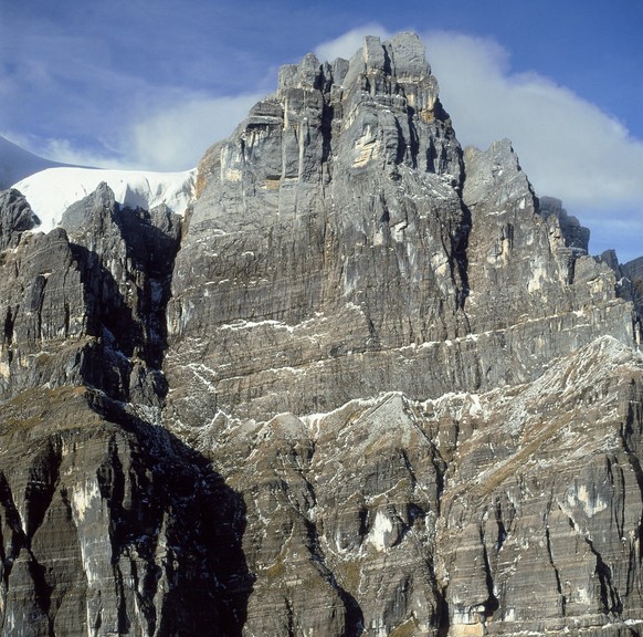 Puncak Puncak Jaya (5030 m) menunjukkan tepi gletser, Pegunungan Sudirman, Papua Barat (Irian Jaya), New Guinea, Indonesia.