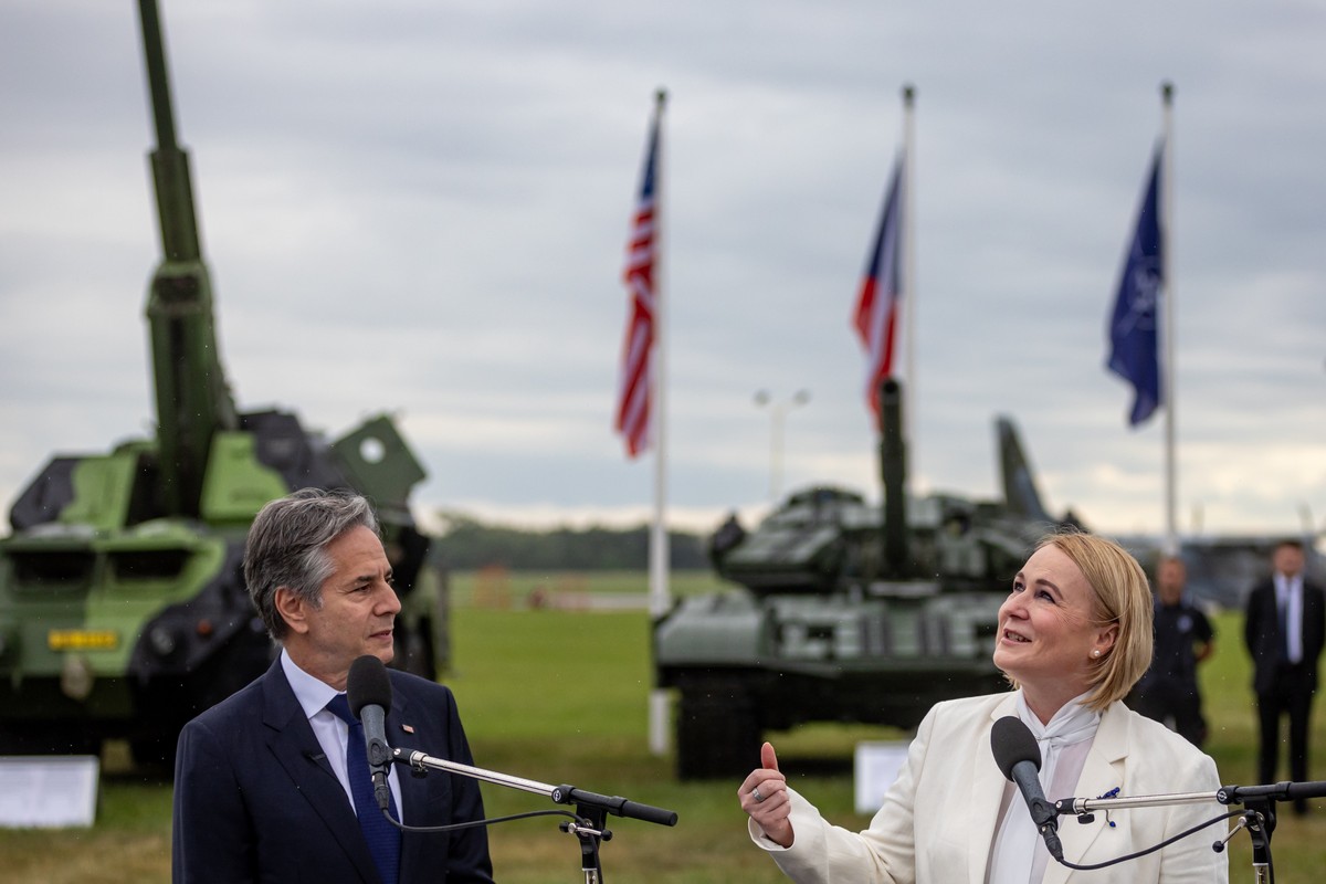 epa11378956 US Secretary of State Antony Blinken (L) and Czech Defence Minister Jana Cernochova (R) speak to the media, with presentation of military equipment and other assistance provided by the Cze ...
