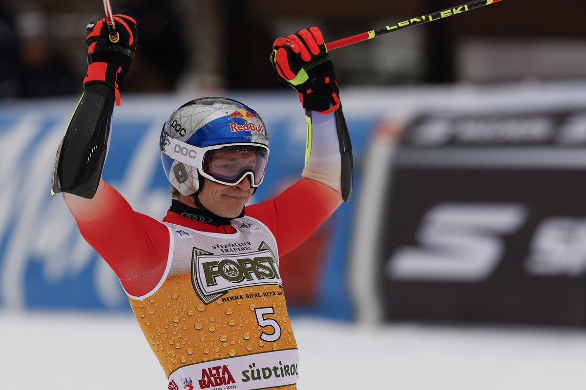 Switzerland's Marco Odermatt celebrates at the finish area of an alpine ski, men's World Cup giant slalom, in Alta Badia, Italy, Sunday, Dec. 22, 2024. (AP Photo/Alessandro Trovati)