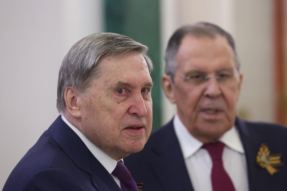 epa12944028 Kremlin foreign policy adviser Yuri Ushakov (L) and Russian Foreign Minister Sergei Lavrov attend a meeting of Russian President Vladimir Putin and President of Republika Srpska Sinisa Kar ...