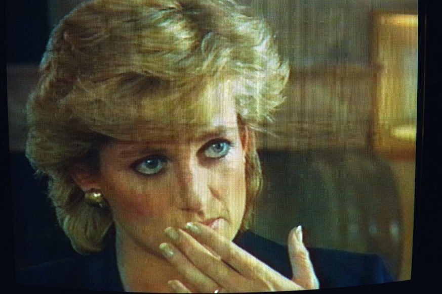1995 stürzt Diana mit taktisch hervorragend eingesetztem Bambi-Blick und einigen Geständnissen über die Ehe mit Charles die britische Monarchie ins Chaos.