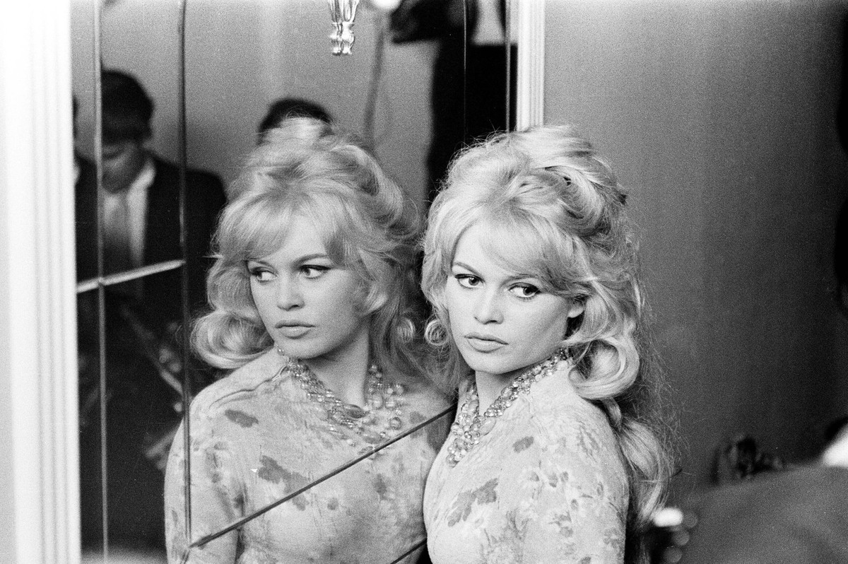 Brigitte Bardot, arrives in London, Thursday 9th April 1959. Brigitte is staying at the Mount Royal Hotel, London. She is in the country to complete her latest film Babette Goes to War. London Greater ...