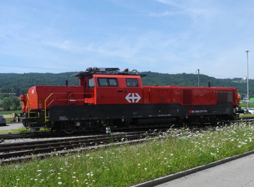 Diese neuere Rangier- und Streckenlokomotive – die Aem 940 – hat neben dem Dieselmotor auch einen elektrischen Antrieb. Die SBB preisen sie als «Elefant auf vier Achsen» an.