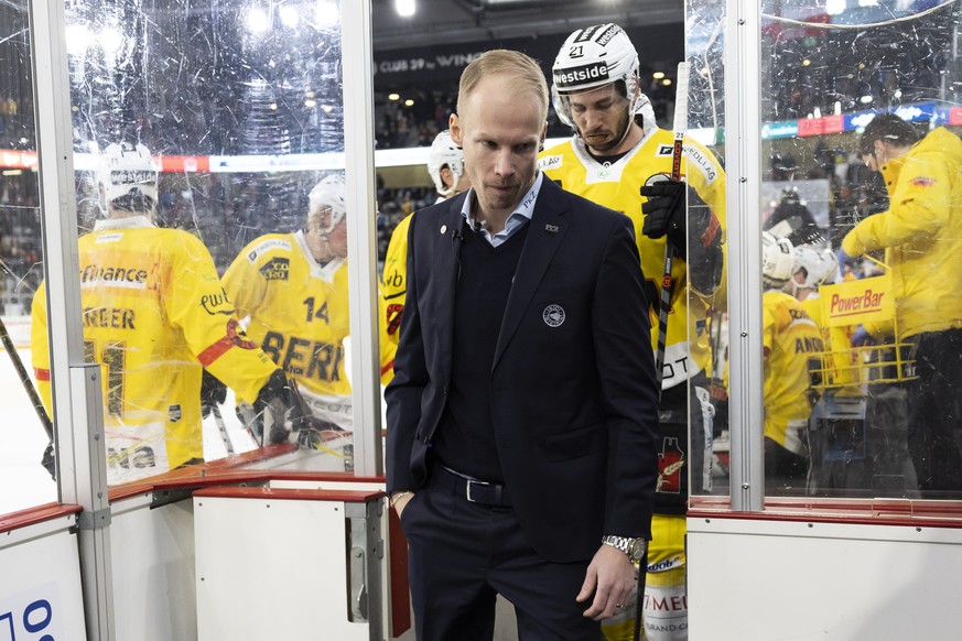 SCB Cheftrainer Johan Lundskog und Berns Simon Moser gehen in die Drittelspause, im Eishockey Meisterschaftsspiel der National League zwischen EHC Biel und SC Bern, am Mittwoch, 12. Januar 2022, in de ...