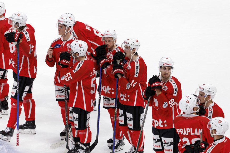 Switzerland&#039;s players look disappointed after losing against the team Sweden during the overtime, at the Swiss Ice Hockey Games 2022 between Sweden and Switzerland, at the ice stadium BCF Arena,  ...