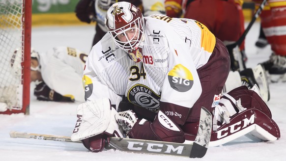 Servettes Torhueter Gauthier Descloux reagiert nach ein Tor (2-1) von Biels Peter Schneider, nicht fotografiert, beim Eishockey Meisterschaftsspiel der National League zwischen dem EHC Biel und den Ge ...