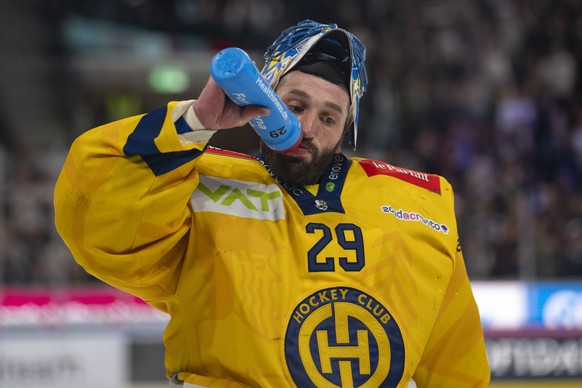 Torhueter Sandro Aeschlimann (HCD) reagiert nach dem Tor zum 2:1 enttaeuscht bei dem Spiel 2 des Playoff Halbfinal der Eishockey National League zwischen den ZSC Lions und dem HC Davos am Montag, 6. A ...