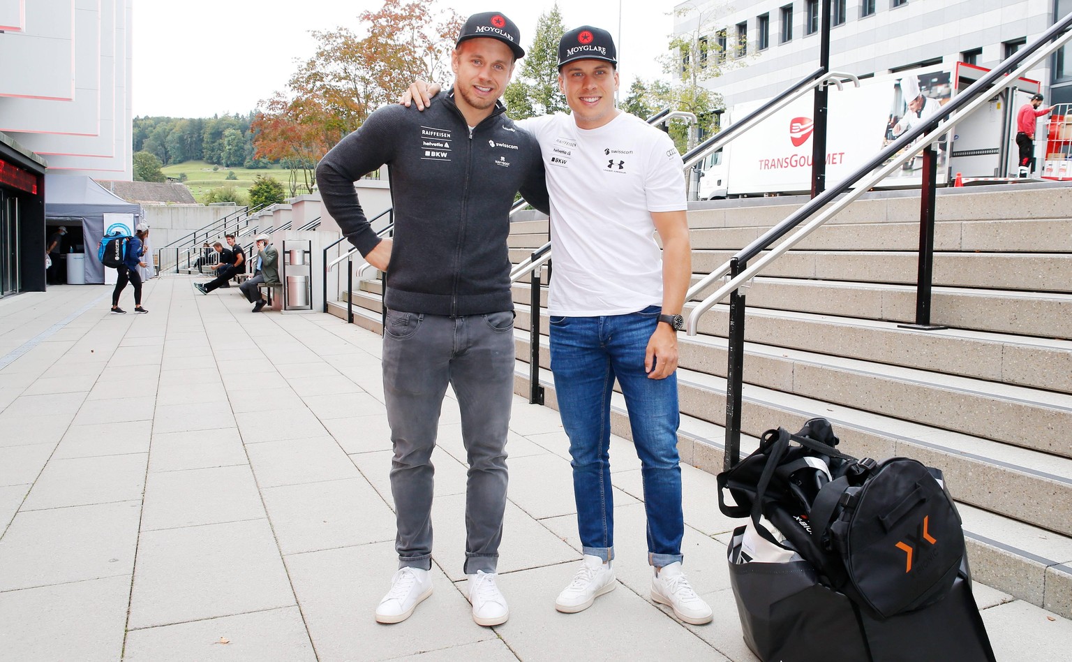 Mauro (l.) und Gino Caviezel bei der Kleiderabgabe von Swiss Ski Ende September in Dübendorf.