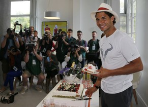 Hier freut sich Nadal über einen Geburi-Kuchen beim French Open. Doch immer lief nicht alles so schön, wie hier.