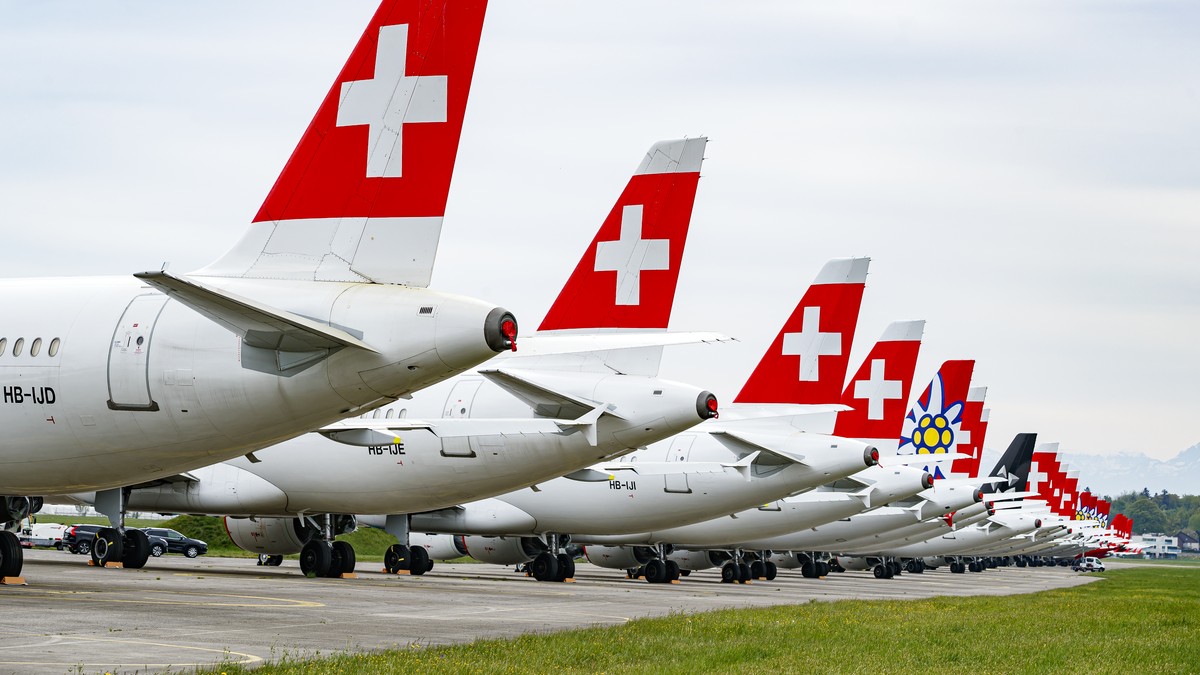 ARCHIVBILD ZUM STELLENABBAU BEI SWISS --- Grounded "Swiss" and "Edelweiss" airline airplane are pictured at the military airfield of Duebendorf, Switzerland, Tuesday, April 21, 202 ...