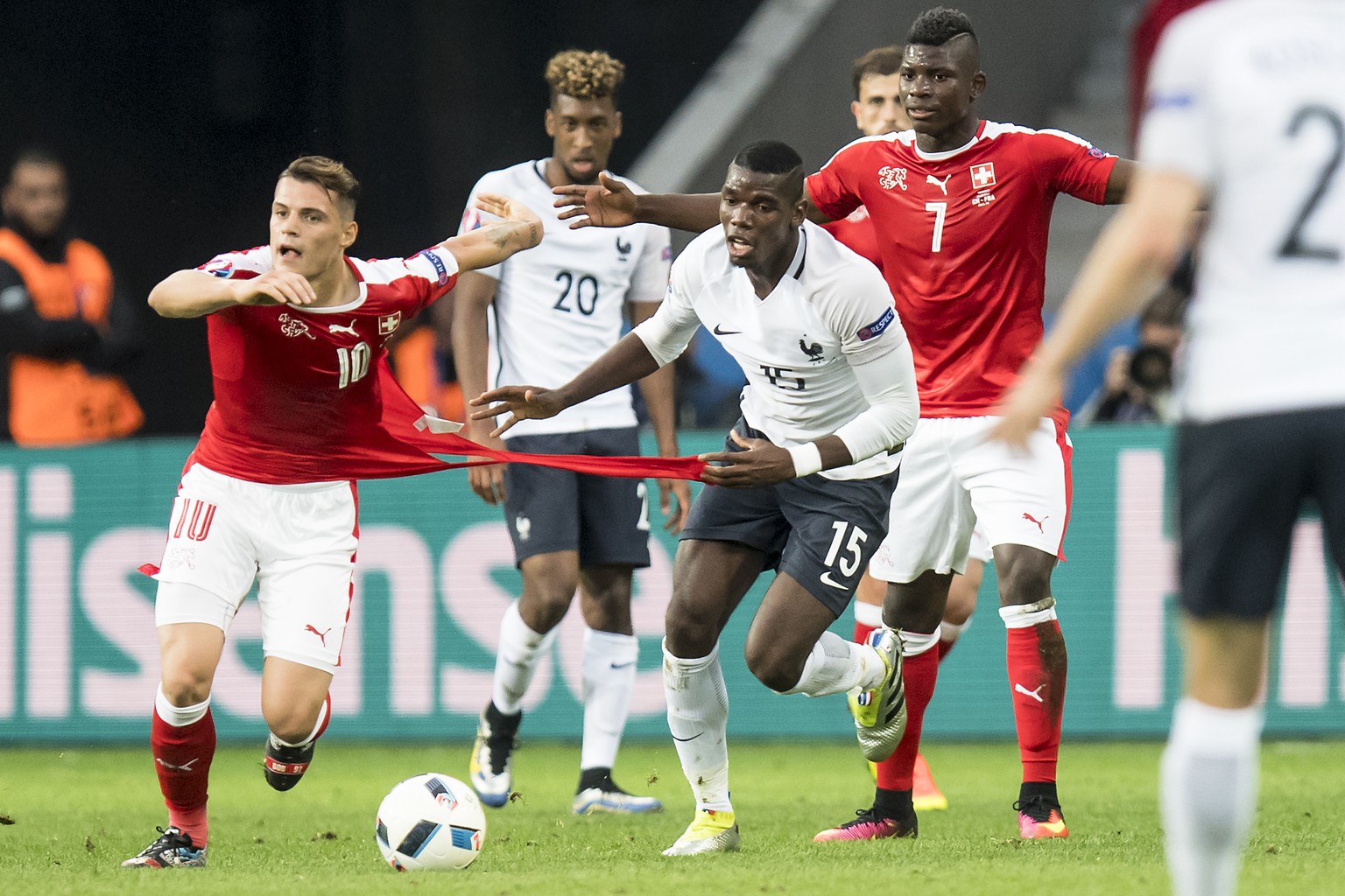 ARCHIV - ZUR EM-HISTORIE DER SCHWEIZER FUSSBALLNATIONALMANNSCHAFT STELLEN WIR IHNEN FOLGENDES BILDMATERIAL ZUR VERFUEGUNG - Swiss midfielder Granit Xhaka, left, fights for the ball with France&#039;s  ...